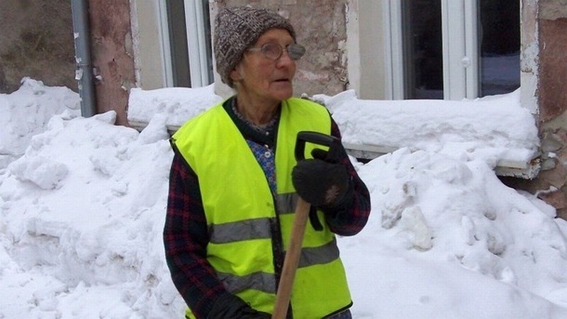 Henryka Węglewska ma 80 lat i sama odśnieża chodniki w...