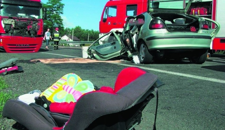 Pogorzelice, pow. lęborski: W wypadku samochodowym zginęli kierowca i dwuletnie dziecko