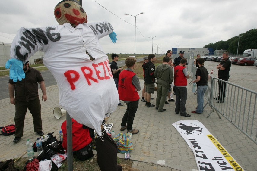 Protest przed chińską fabryką pod Wrocławiem (ZDJĘCIA)