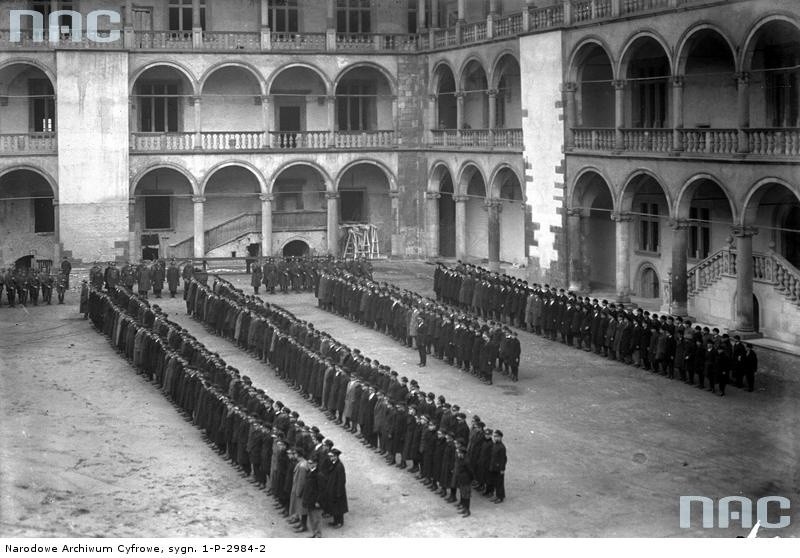 Msza na dziedzińcu na Wawelu, 1927 rok....