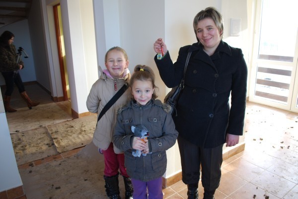 Iwona Wojsław wraz z córkami w nowym domu.