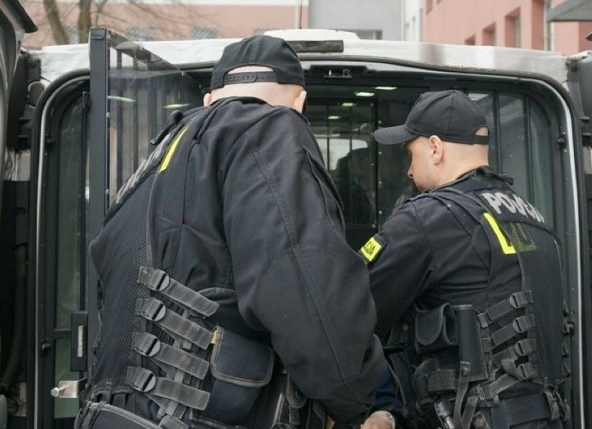 Dąbrowscy policjanci zatrzymali w 2023 roku sprawców 1068...