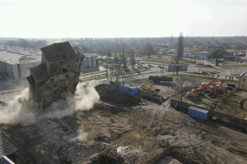 Wrocław: Elewator młyna Sułkowice wyburzony! Runęła ostatnia część (ZDJĘCIA, FILMY)