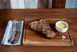 Steki Warszawa: gdzie wybrać się na najlepszy T-bone, New York steak i Tomahawk?