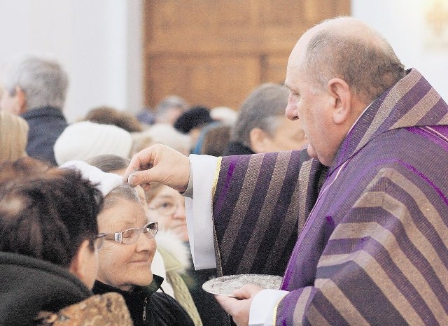 Popiół tradycyjnie pochodzi z palm z niedzieli palmowej