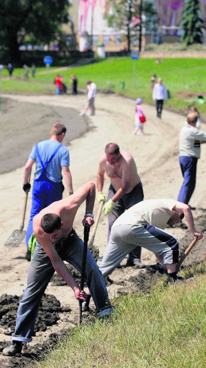 Krakowskie bulwary po powodzi toną w mule