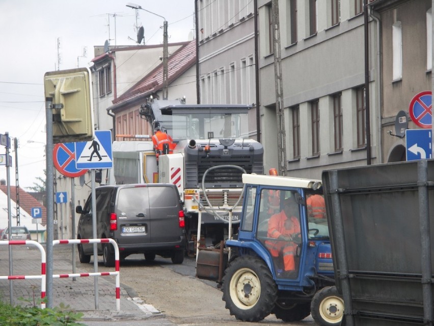 DK15: Utrudnienia na drodze krajowej w Zdunach. Frezują jezdnię i będą układać asfalt [ZDJĘCIA]