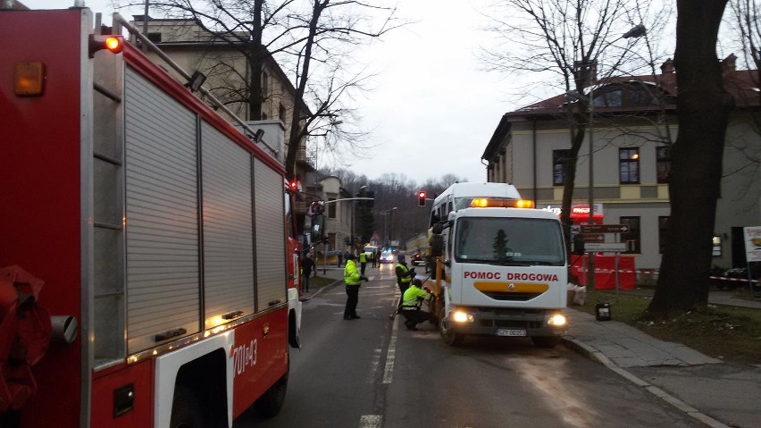 Tragiczny wypadek w Żywcu. Bus zderzył się z pługiem. Nie żyje jedna osoba [ZDJĘCIA+WIDEO]