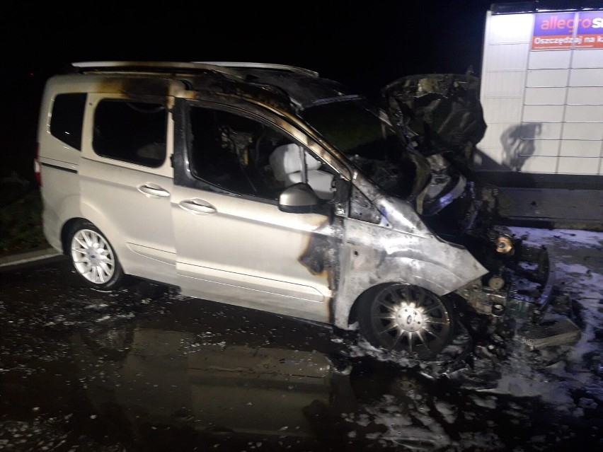 Lichnowy. Pożar samochodu osobowego na parkingu przy markecie