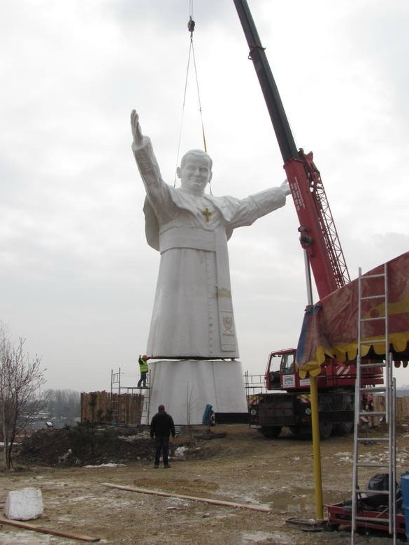 Częstochowa: Pomnik papieża Jana Pawła II został zmontowany! [ZDJĘCIA]