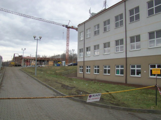 W głębi - budynek E szpitala powiatowego w Wadowicach wychodzi już nad powierzchnię gruntu