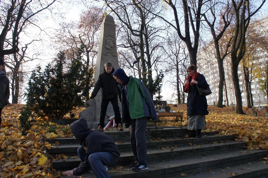 Cmentarz na Skałce sprzątały dzieci z SP nr 69 w Poznaniu