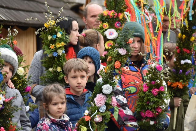 Konkurs palm wielkanocnych w Gilowicach na Żywiecczyźnie. 

Zobacz kolejne zdjęcia. Przesuwaj zdjęcia w prawo - naciśnij strzałkę lub przycisk NASTĘPNE Paweł Sowa/Wydział Prasowy