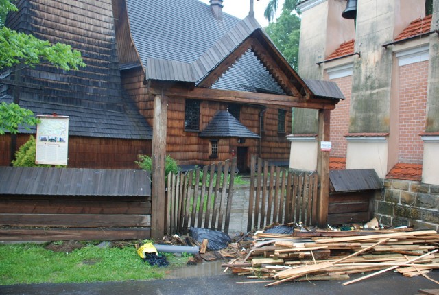 W czasie powodzi woda wdarła się do środku kościoła