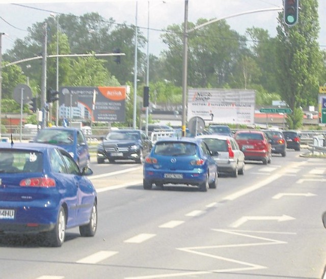 Kierowcy zwracają uwagę na to, że sygnalizacja świetlna wydłuża czas oczekiwania na skrzyżowaniu w centrum miasta