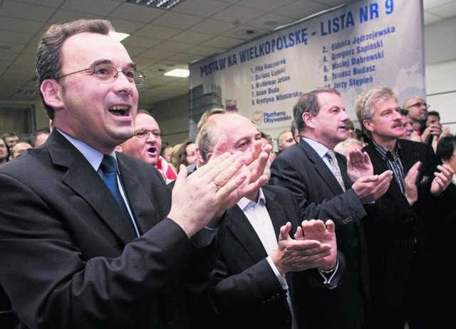 Radość  w PO: od lewej Filip Kaczmarek, wojewoda Piotr Florek, posel Dariusz Lipiński, prezydent Ryszard Grobelny
