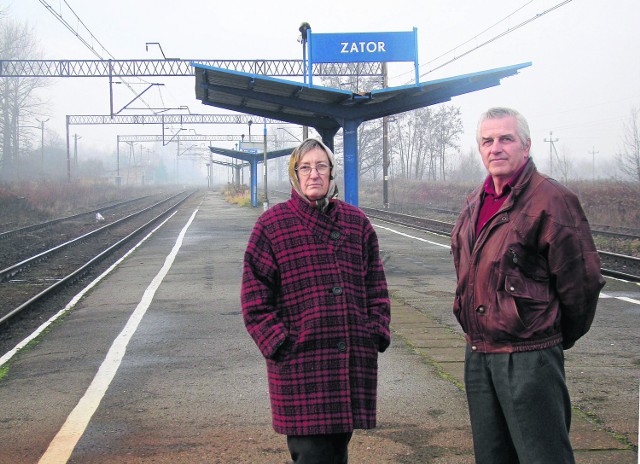 Maria Zalińska i Marian Matla, mieszkańcy Zatora, na opustoszałym dworcu kolejowym.