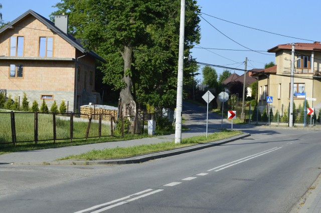 Dzięki zmianom w projekcie ocaleje nowy dom (po lewej) budowany przy ulicy Lipowej w Gorlicach.