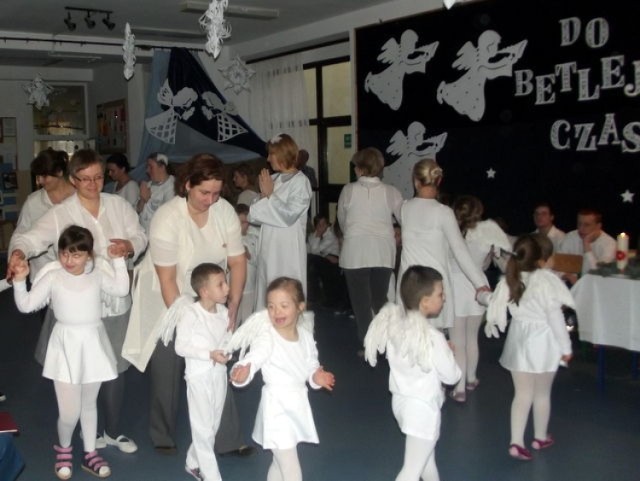 Przedszkolaki w roli aniolk&oacute;w biorą aktywny udział w spektaklu.