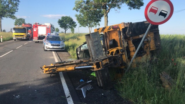 Do zdarzenia doszło dziś rano na wysokości Pakosławic. Droga krajowa 46 jest zablokowana, policjanci kierują na objazdy trasami Prusinowice, Złotogłowice oraz Hanuszów, Strobice. W wypadku brały udział trzy pojazdy, doszło do zderzenia z koparką. Jedna osoba trafiła do szpitala. Wkrótce więcej informacji.