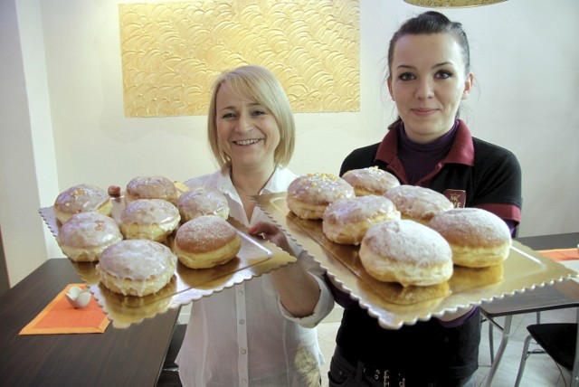 Renata Marczewska i Magdalena Zalewska prezentują najdorodniejsze pączki z Cukierni Staropolskiej