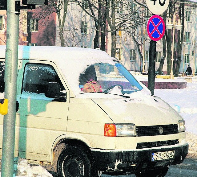 Nawet mała ilość śniegu zmniejsza pole widzenia kierowcy