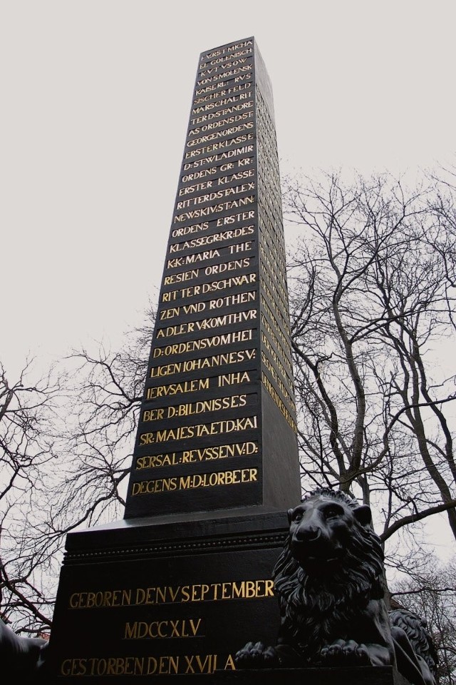 Generał Michaił Kutuzow, marszałek armii rosyjskiej, pogromca Napoleona  zmarł w Bolesławcu. Na pamiątkę jego pobytu  w mieście stoi obelisk