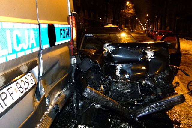 Wypadek na Gdańskiej. Pijany kierowca z zakazem prowadzenia samochodu uderzył bmw w radiowóz