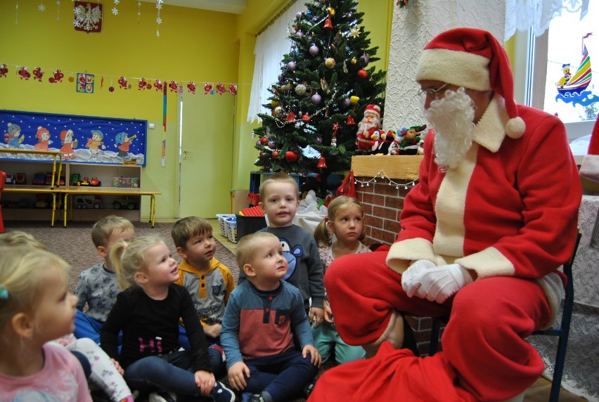Teatr "Herbi" i święty Mikołaj w przedszkolu numer 3 w Kościanie FOTO
