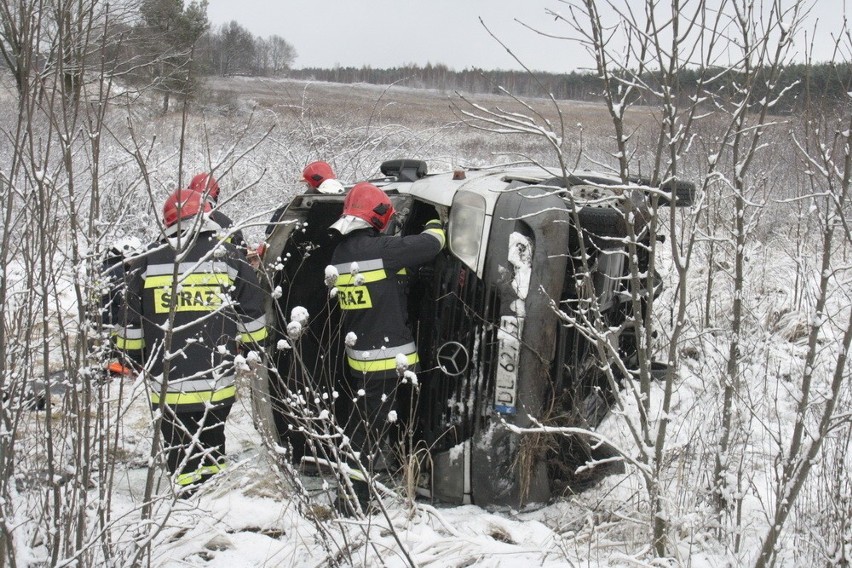 Bus koziołkował na drodze Lubin - Legnica. Osiem osób zostało rannych (FOTO)