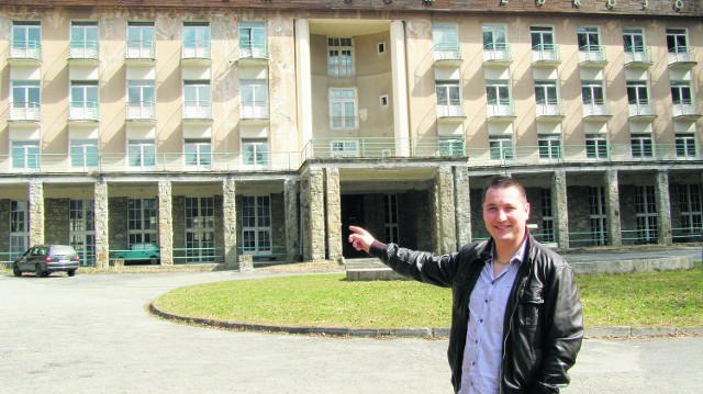 - Nasza firma rodzinna zamierza kupić i wyremontować to zniszczone sanatorium jak najszybciej - mówi Rafał Cechini