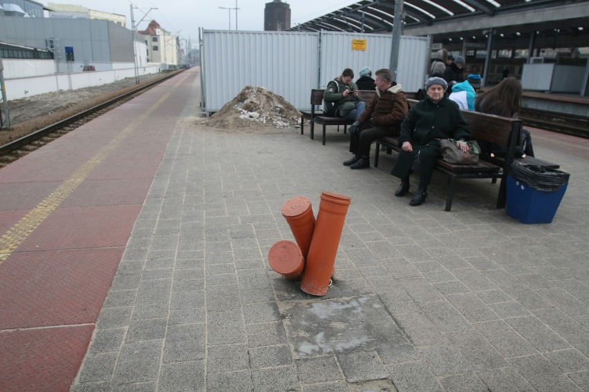 Peron na dworcu kolejowym w Katowicach