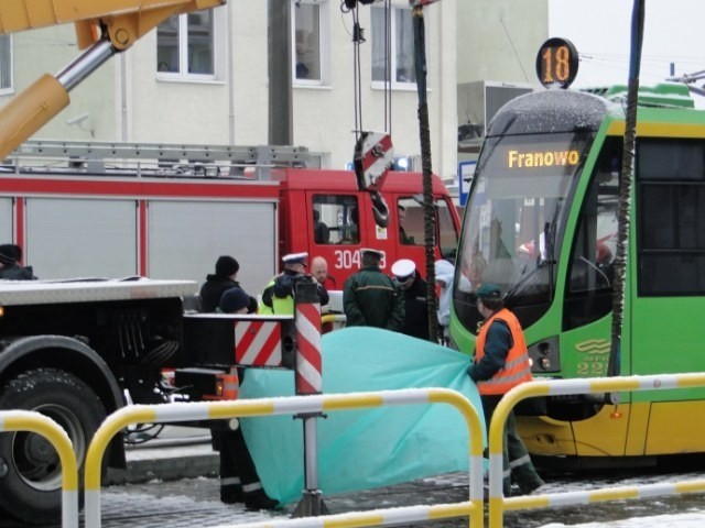 Tragedia na Głogowskiej - 20-latka poślizgnęła się na nieodśnieżonym przystanku i wpadła pod tramwaj. Zginęła na miejscu