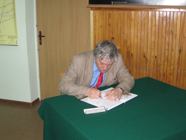 Zbigniew Baranowski, dyrektor ZST im. H. Cegielskiego składa podpis pod listem intencyjnym.