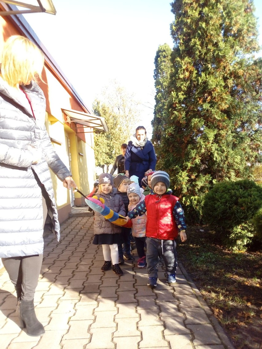 Maluchy ze Żłobka Miejskiego w Łowiczu uczą się chodzić w parach [ZDJĘCIA]