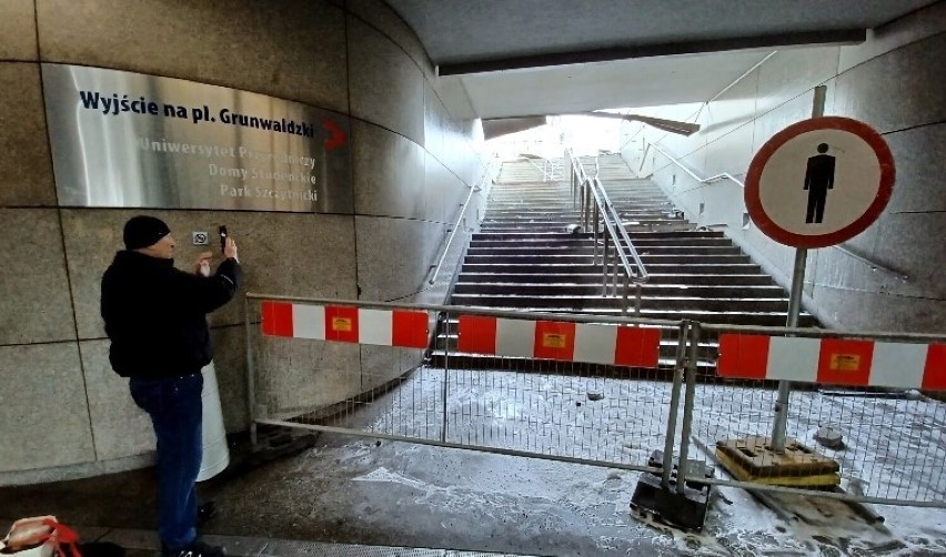 Przejście funkcjonuje z wyłączeniem zejścia od Pasażu...