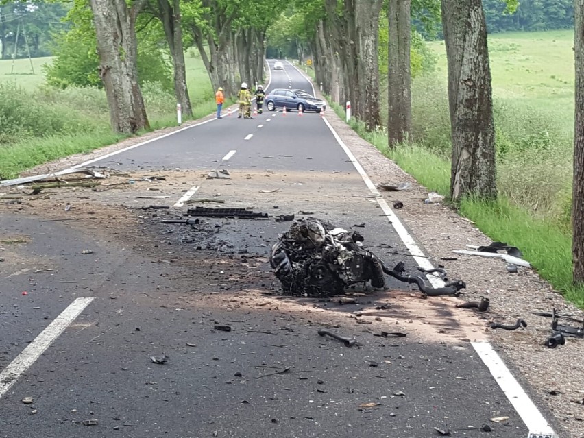 Koszmarny wypadek między Barwicami i Czaplinkiem. Z auta został wrak [zdjęcia]