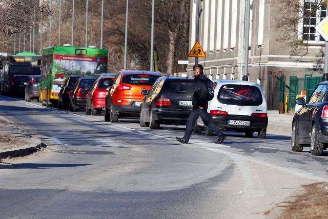 Przed przebudową Bukowskiej autobusy stały w korkach razem z samochodami