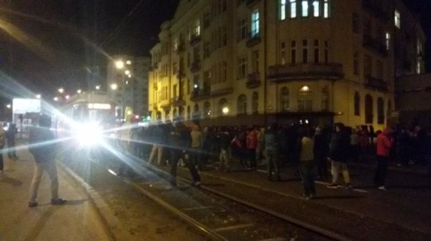 Protest pod sidzibą policji w Sosnowcu zamienił się w zadymę [Zdjęcia]