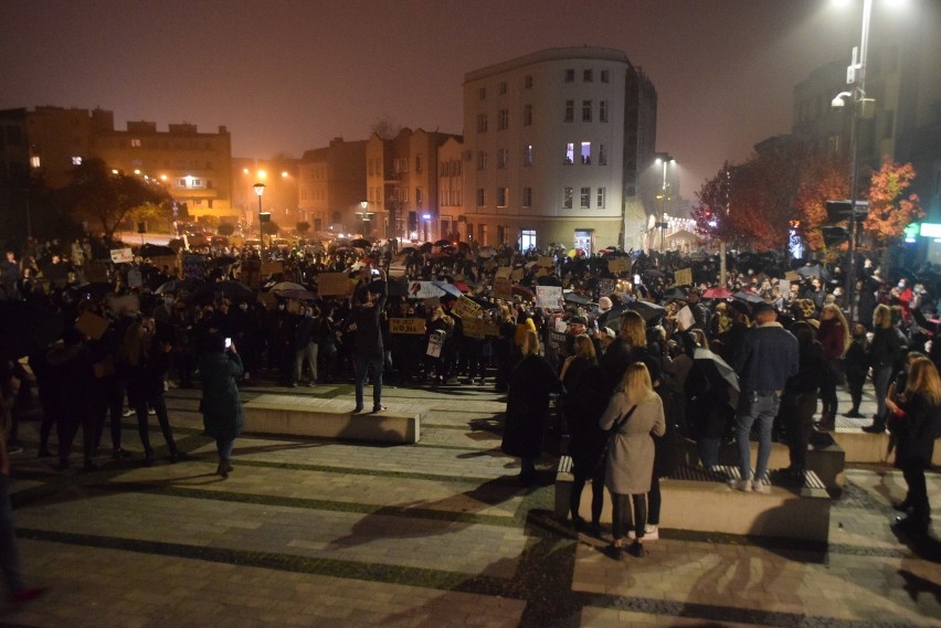 Policjanci z Rybnika pomagali podczas blokady Rybnika. Dziś kolejny protest kobiet w mieście. Rozmowa z organizatorką akcji w Rybniku