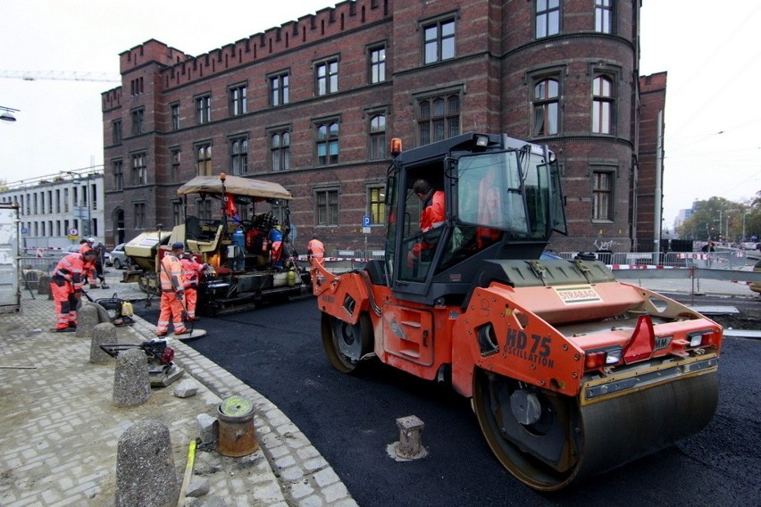 Wrocław: Drogowcy układają asfalt na Podwalu. Wkrótce zmiana organizacji ruchu (ZDJĘCIA)