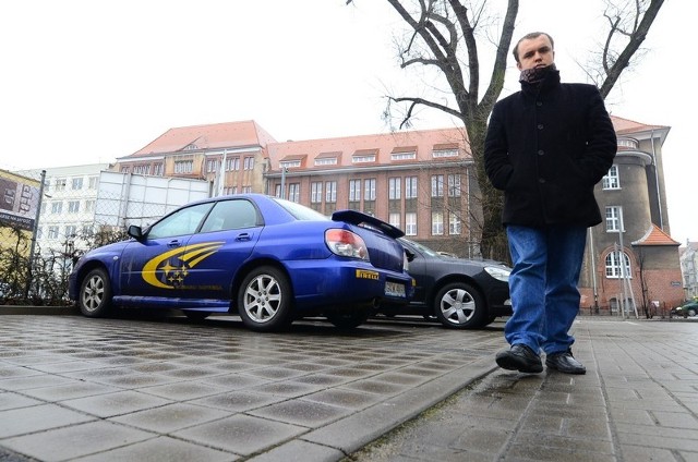 Michał Zabłocki jest oburzony tym, że za miejsce na parkingu, który urządziła wspólnota, miasto żąda 800 zł miesięcznie