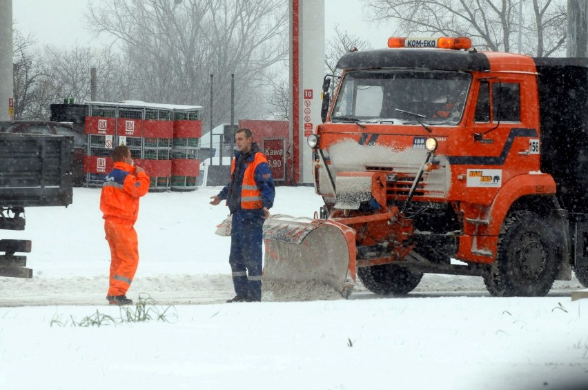 Śnieg pada, kierowcy mniej jadą, więcej stoją w korkach (wideo)