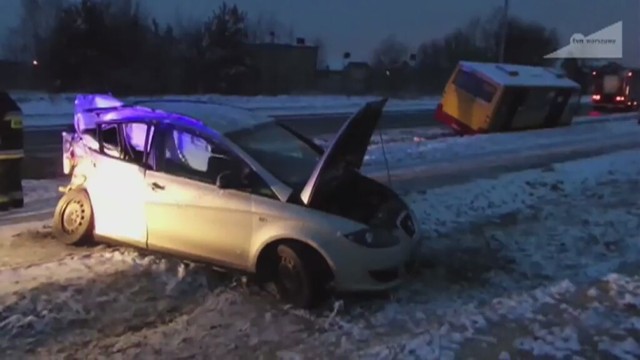 Wypadek w Wawrze. Zderzenie samochodu z autobusem, kierowca reanimowany