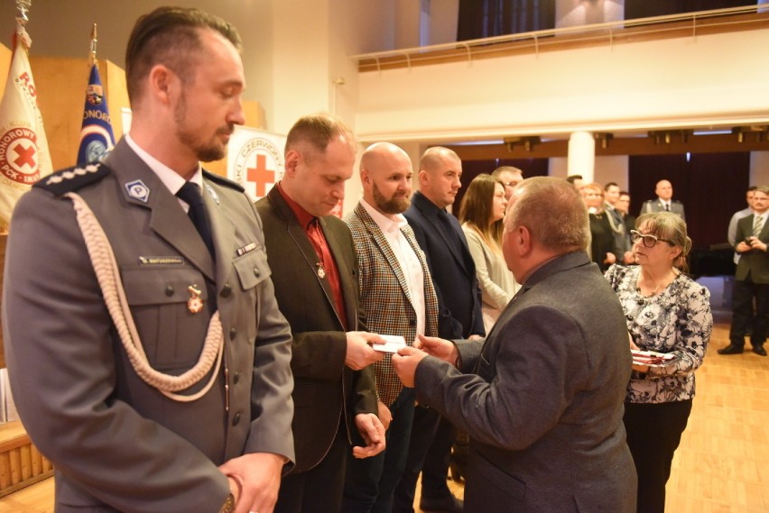 Honorowi dawcy krwi Polskiego Czerwonego Krzyża nagrodzeni. Uroczystość odbyła się w Filharmonii Zielonogórskiej  [ZDJĘCIA]