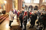 Popielec w kościele św. Anny w Zabrzu. Wierni uczestniczyli we mszy, podczas której posypywano głowy popiołem