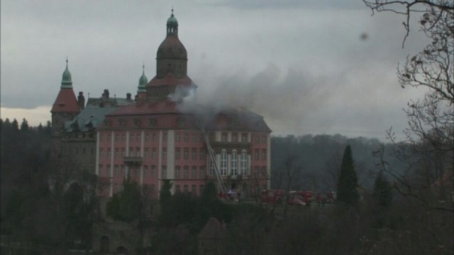 W środę, 10 grudnia, częściowo spalił się dach na Zamku Książ. ...