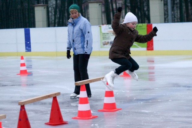 Lodowisko w Mikołowie: uczą jeździć na łyżwach