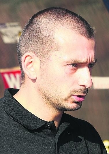Piłkarze GKS Tychy wygrali pierwszy mecz w II lidze. Na zdjęciu Mirosław Wania w objęciach Tomasza Kasprzyka.