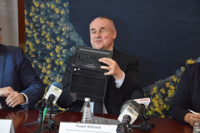 Na konferencję w bocheńskim starostwie Paweł Wdówik przybył z tabletem breillowskim, za pośrednictwem którego korzysta ze swojej bazy danych w ministerstwie